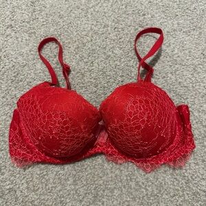 ✨✨Bundle 2 or more for a great discount!! ✨✨ Victoria's Secret Scarlet Lace Bra